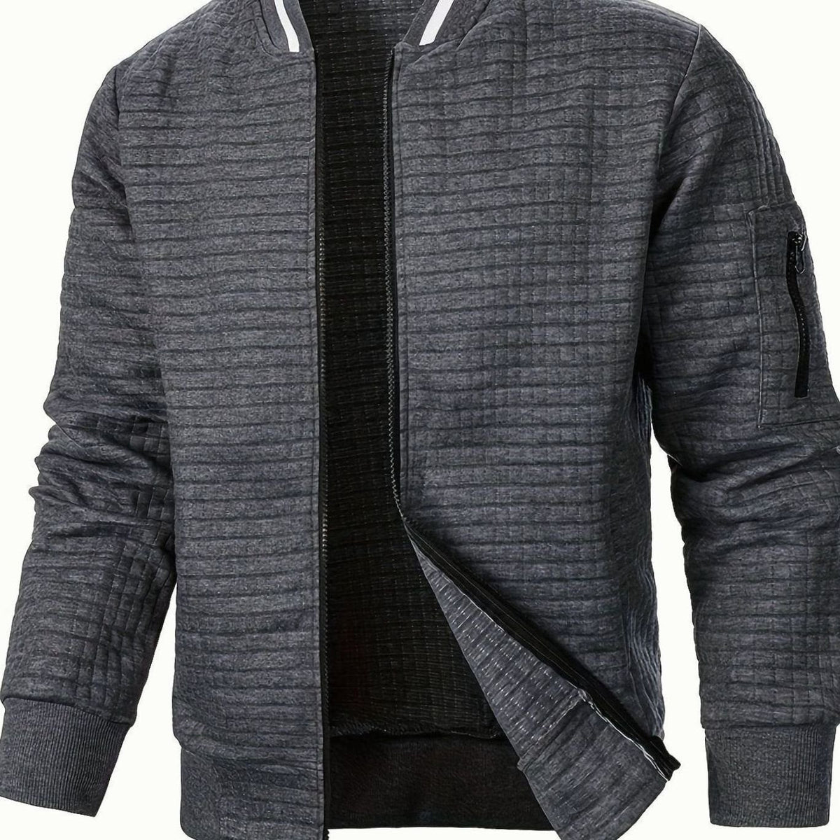 Modelo luciendo la cazadora bomber FERRIK en gris oscuro