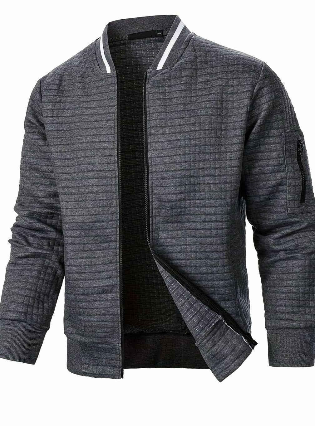 Modelo luciendo la cazadora bomber FERRIK en verde militar