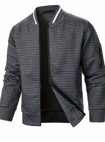Modelo luciendo la cazadora bomber FERRIK en verde militar