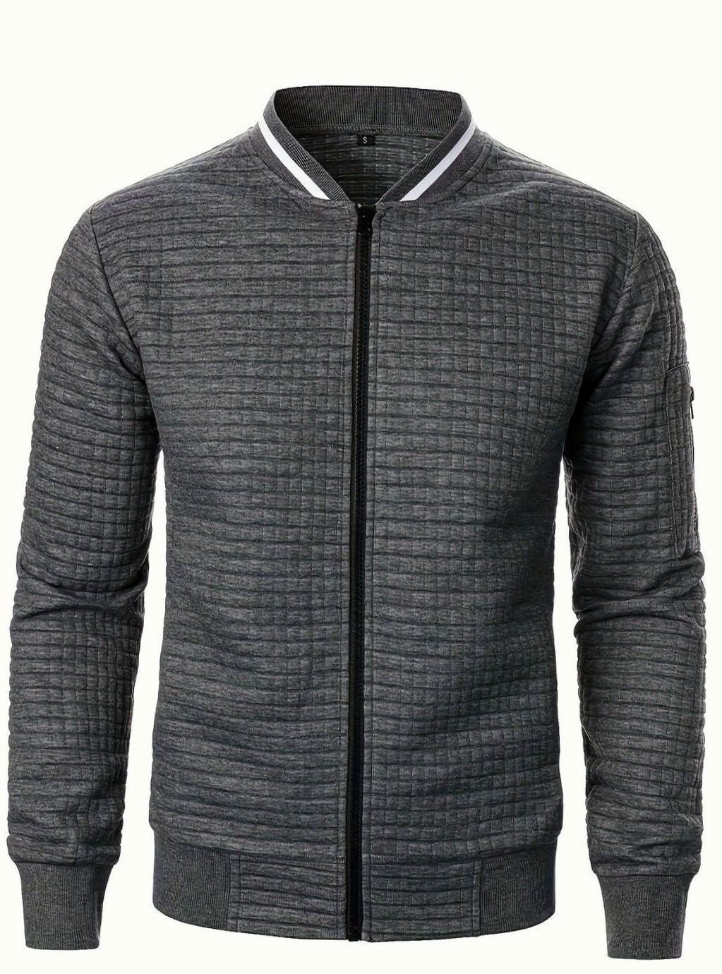 Modelo luciendo la cazadora bomber FERRIK en azul marino