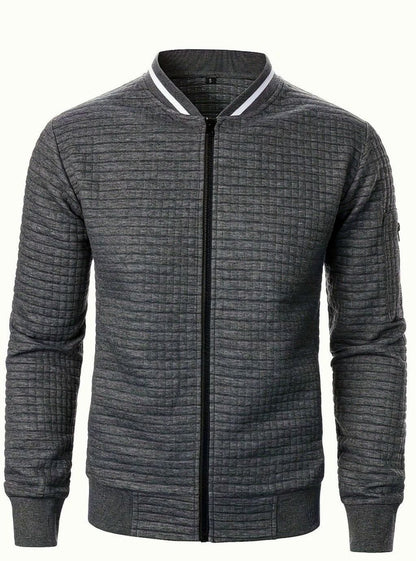 Modelo luciendo la cazadora bomber FERRIK en azul marino