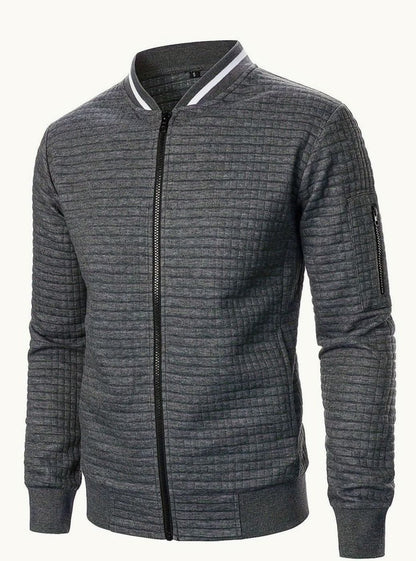 Modelo luciendo la cazadora bomber FERRIK en color burdeos