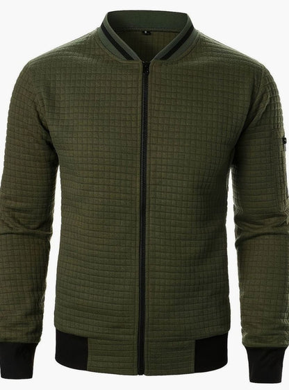 Cazadora bomber FERRIK combinada con joggers y zapatillas