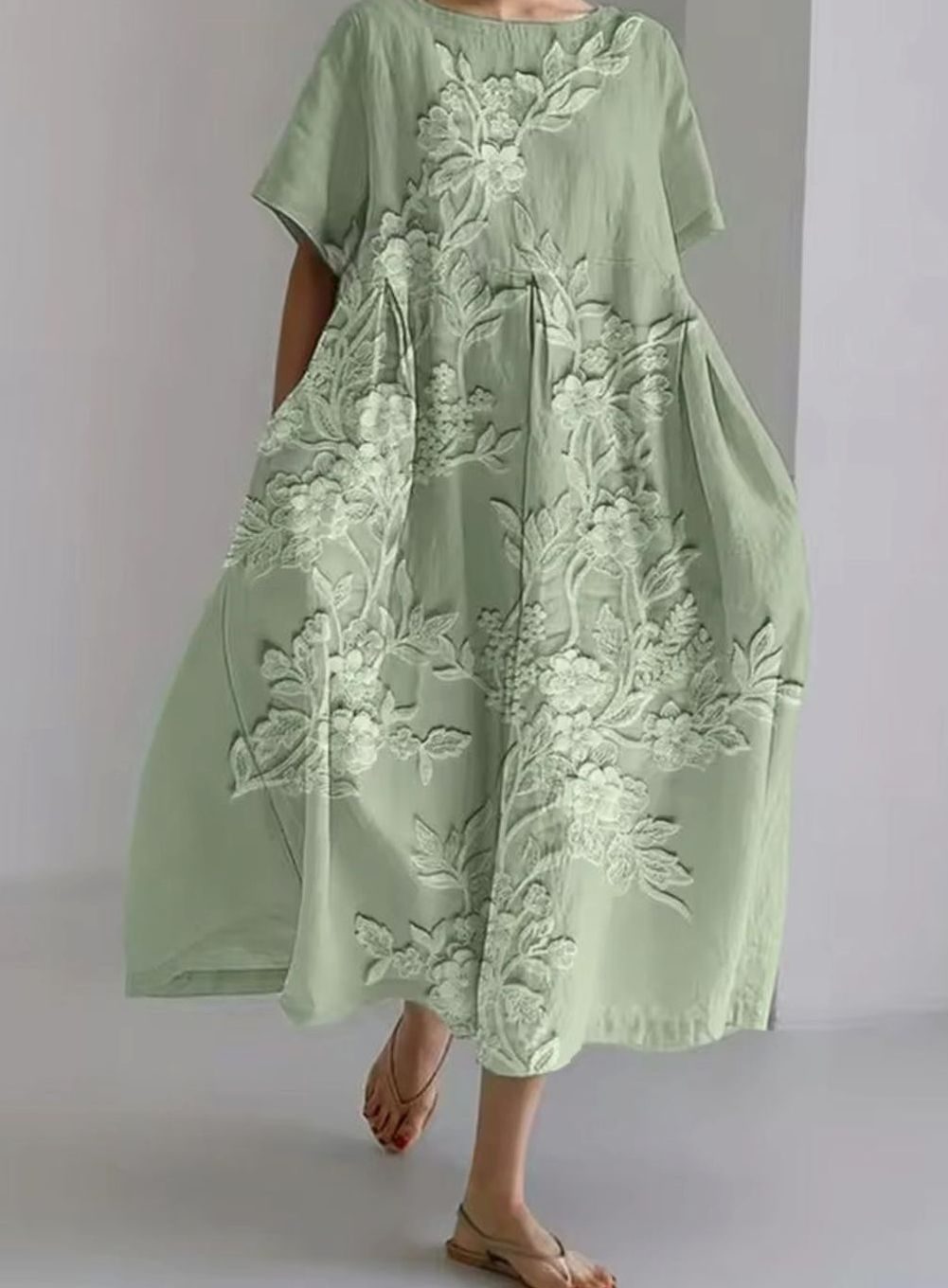 Vestido FLORABIANCA visto de perfil mostrando su caída fluida