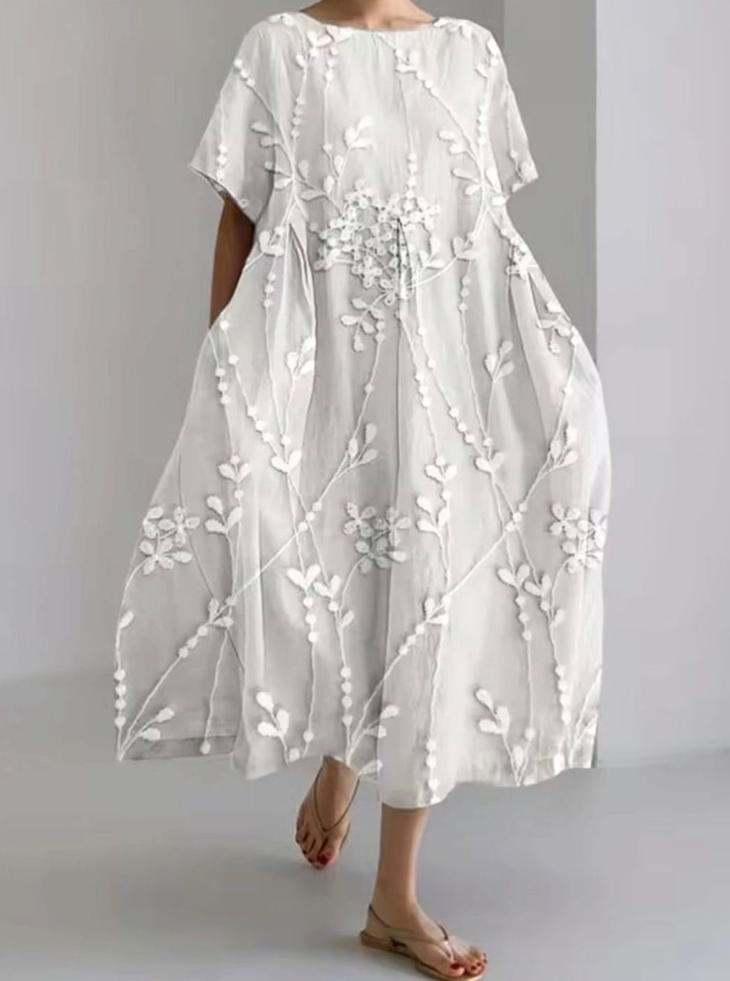 Vestido floral FLORABIANCA en ambiente de exterior