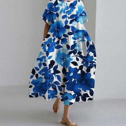 Vestido midi floral combinado con zapatillas blancas