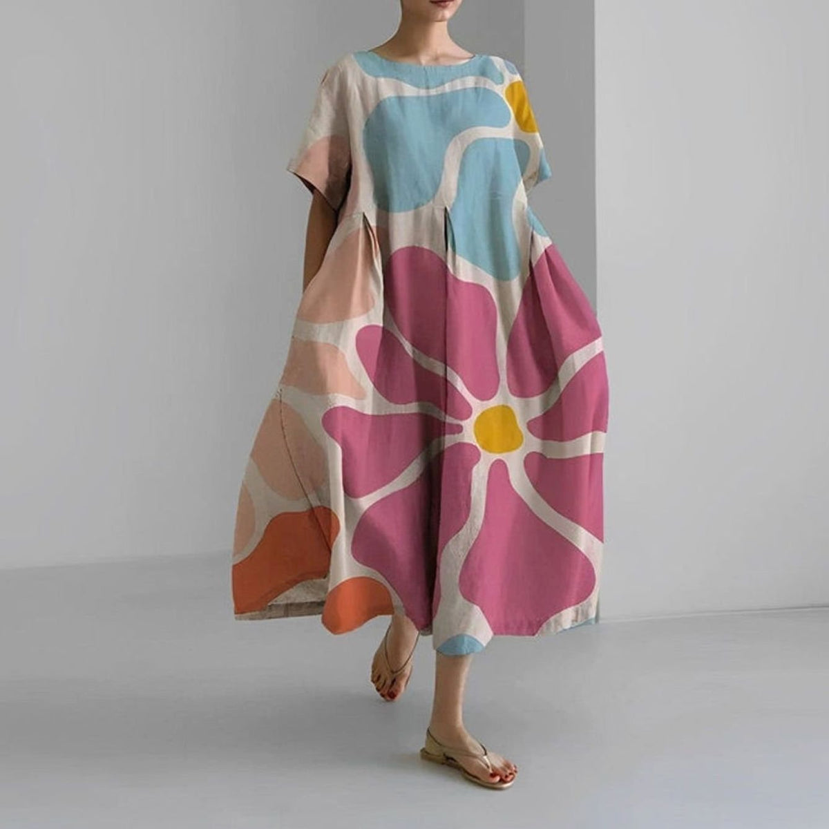 Detalle del estampado floral en vestido midi de mujer