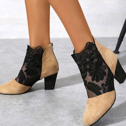 Par de botines de mujer sobre fondo neutro