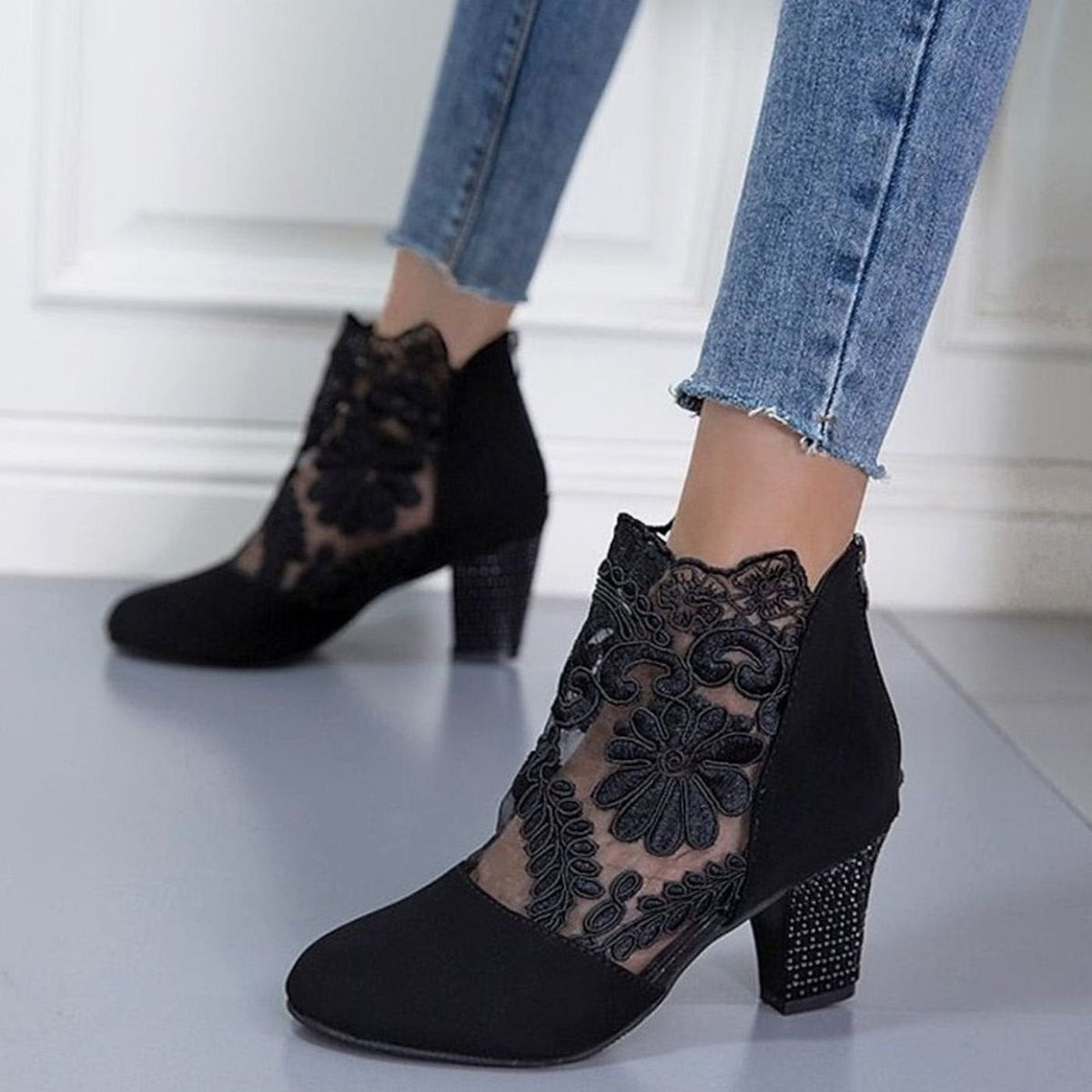 Botines de mujer en color vino con encaje floral