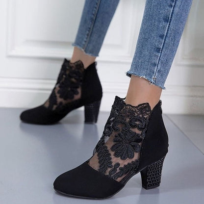 Botines de mujer en color vino con encaje floral