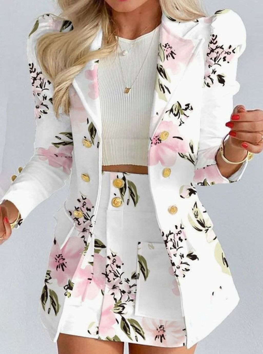 Falda floral mini a juego con blazer cruzada
