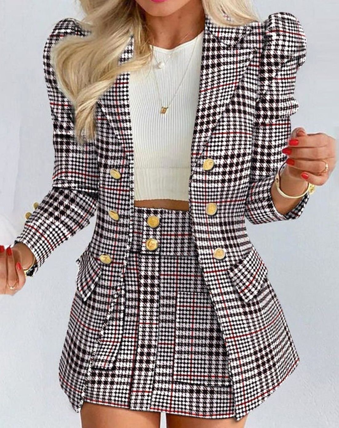Vista frontal del conjunto blazer y falda floral
