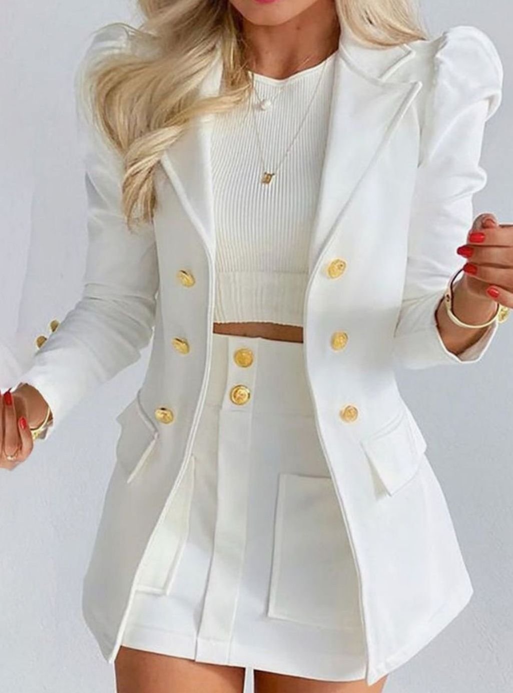 Silueta femenina con blazer estructurada y falda ajustada