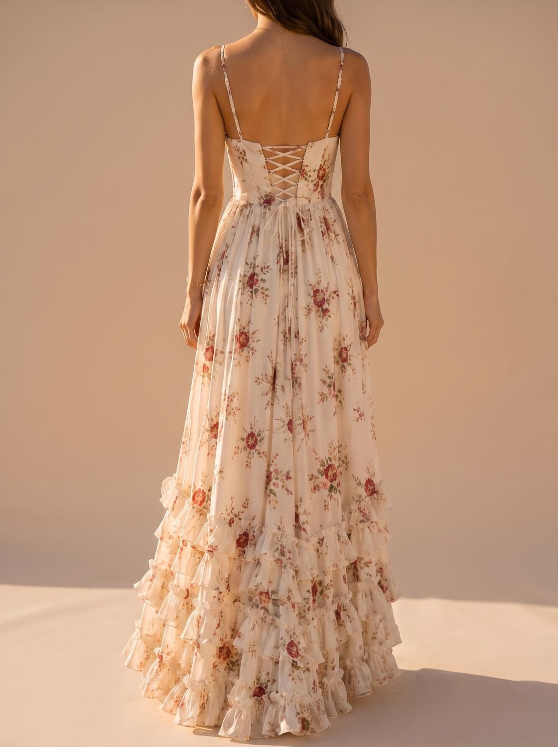 Detalle del escote corazón y tirantes finos del vestido floral