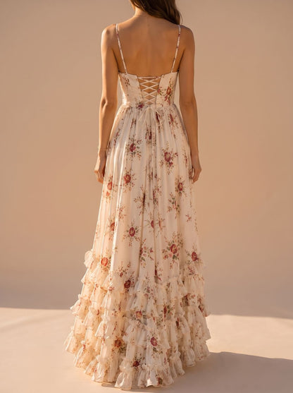 Detalle del escote corazón y tirantes finos del vestido floral
