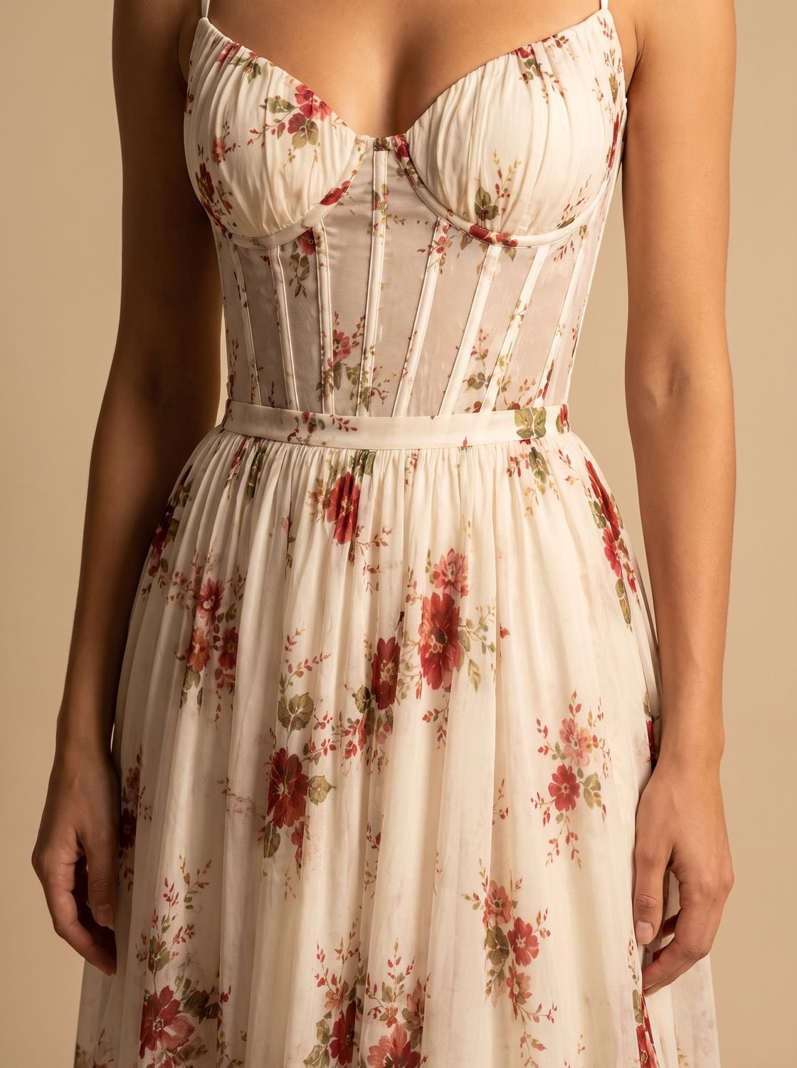 Mujer luciendo vestido boho floral en ambiente de verano