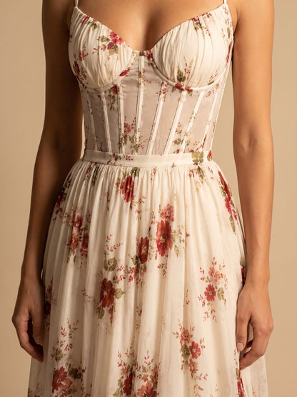 Mujer luciendo vestido boho floral en ambiente de verano