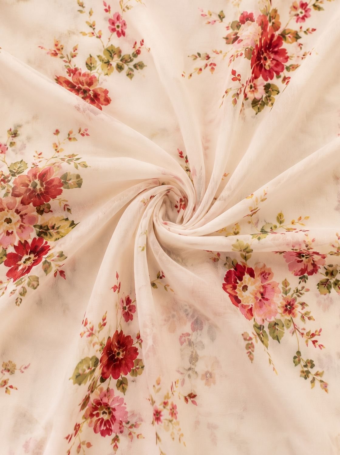Detalle de la abertura frontal del vestido largo floral