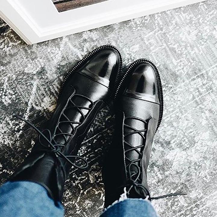 Botas FLORENTIA en color marrón, diseño clásico con cordones