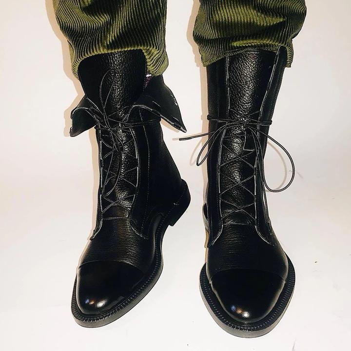 Vista frontal de las botas de cuero FLORENTIA para mujer