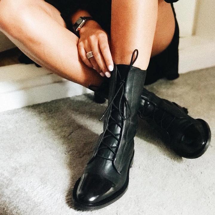 Botas FLORENTIA combinadas con vestido para un look elegante