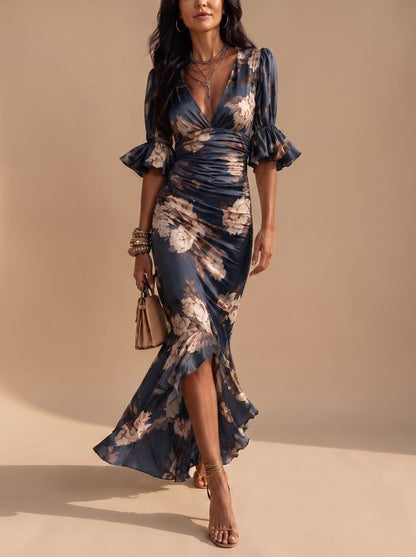 Detalle del escote cruzado en V del vestido floral midi FLORIENNE