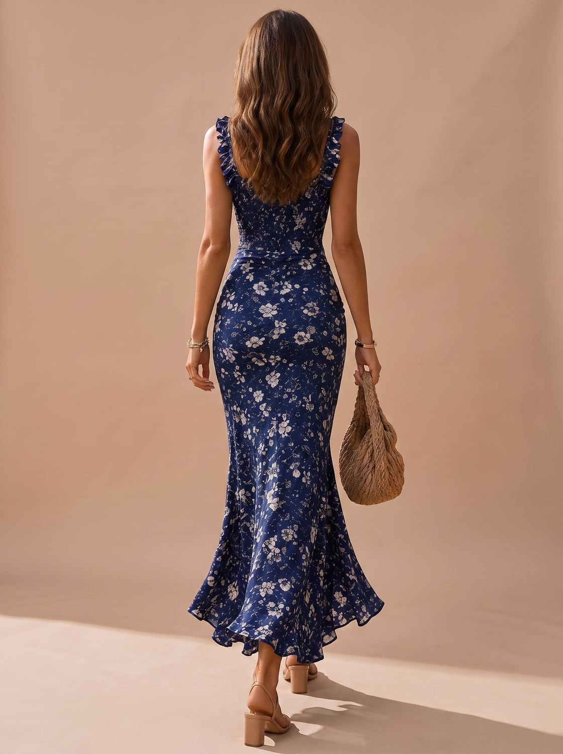 Detalle del cuerpo fruncido elástico del vestido midi floral