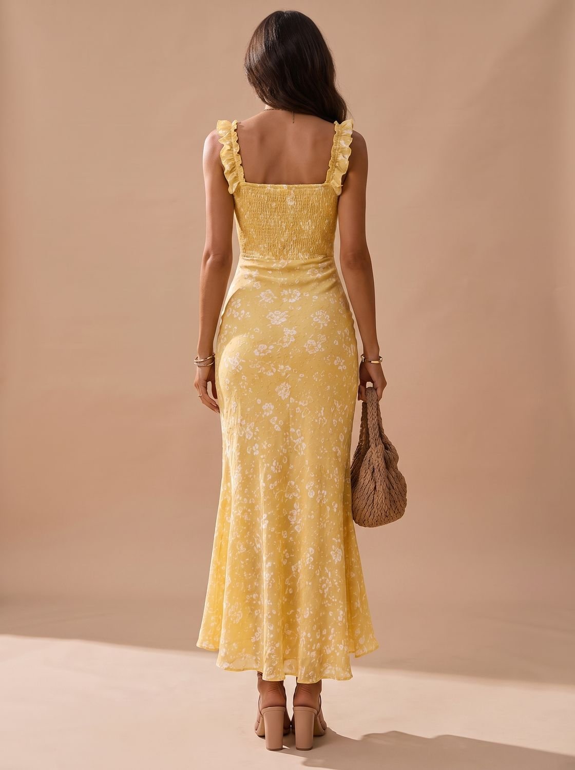 Vestido midi floral combinado con sandalias para look de verano
