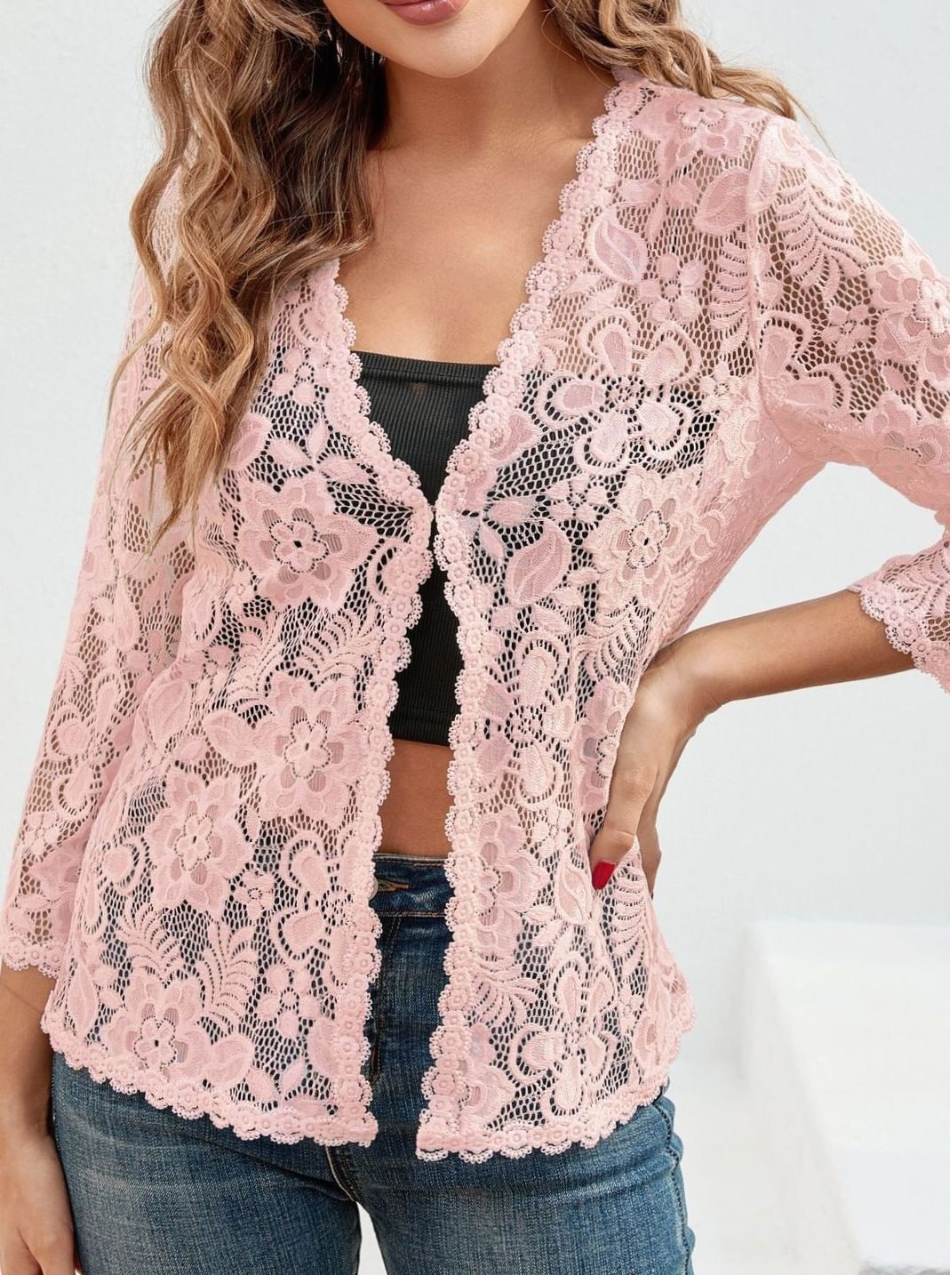 Detalle del patrón floral calado del cárdigan de mujer