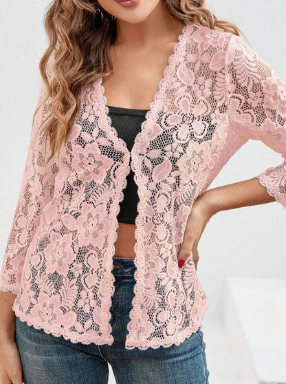 Detalle del patrón floral calado del cárdigan de mujer