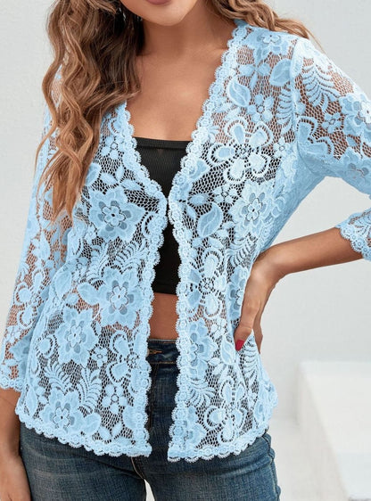 Cárdigan abierto de encaje floral combinado con jeans