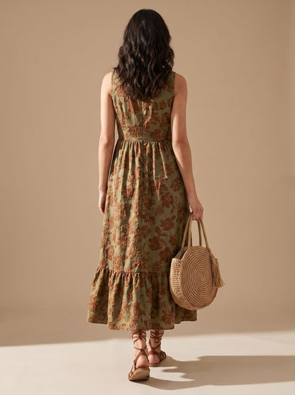 Vestido con abertura lateral y flecos, ideal para looks de verano y vacaciones