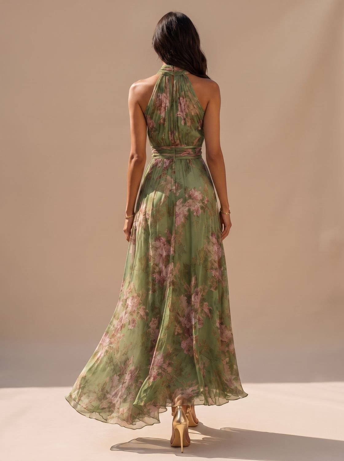 Detalle del cuello halter fruncido del vestido maxi de gasa FLOURIA