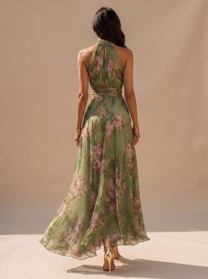 Detalle del cuello halter fruncido del vestido maxi de gasa FLOURIA