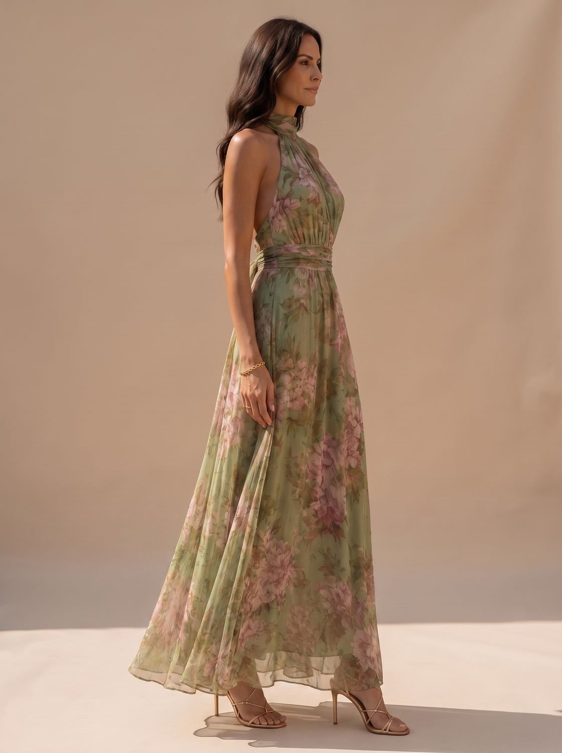 Vestido maxi floral FLOURIA visto de cuerpo entero mostrando la caída fluida de la falda