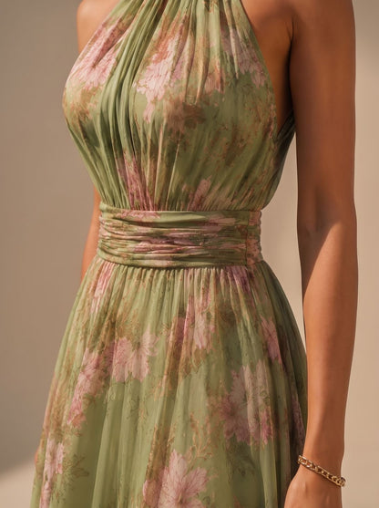 Mujer luciendo el vestido boho FLOURIA en un entorno al aire libre de estilo mediterráneo