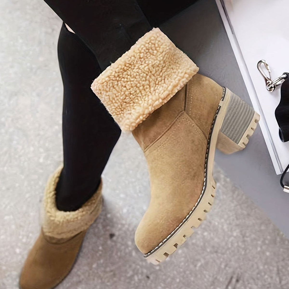 Detalle del puño de sherpa doblado en las botas de invierno FRENORA