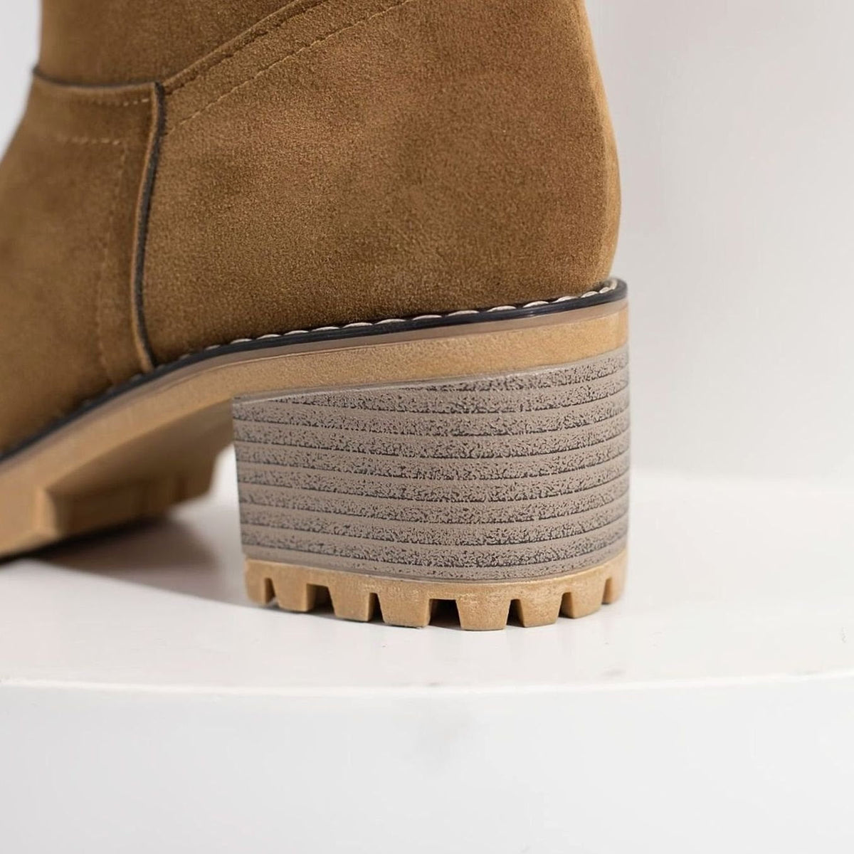 Detalle del acabado tipo ante en las botas de invierno FRENORA