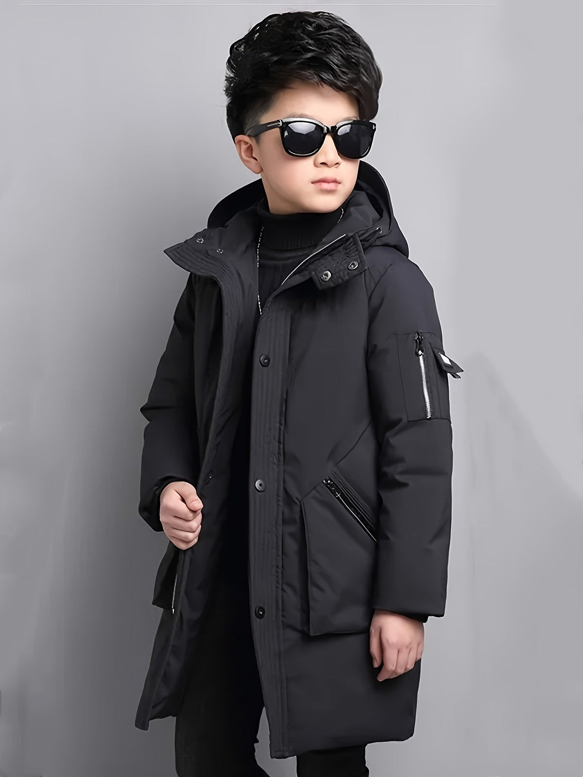 Niño con abrigo FRIGGO negro y capucha ajustable en exterior