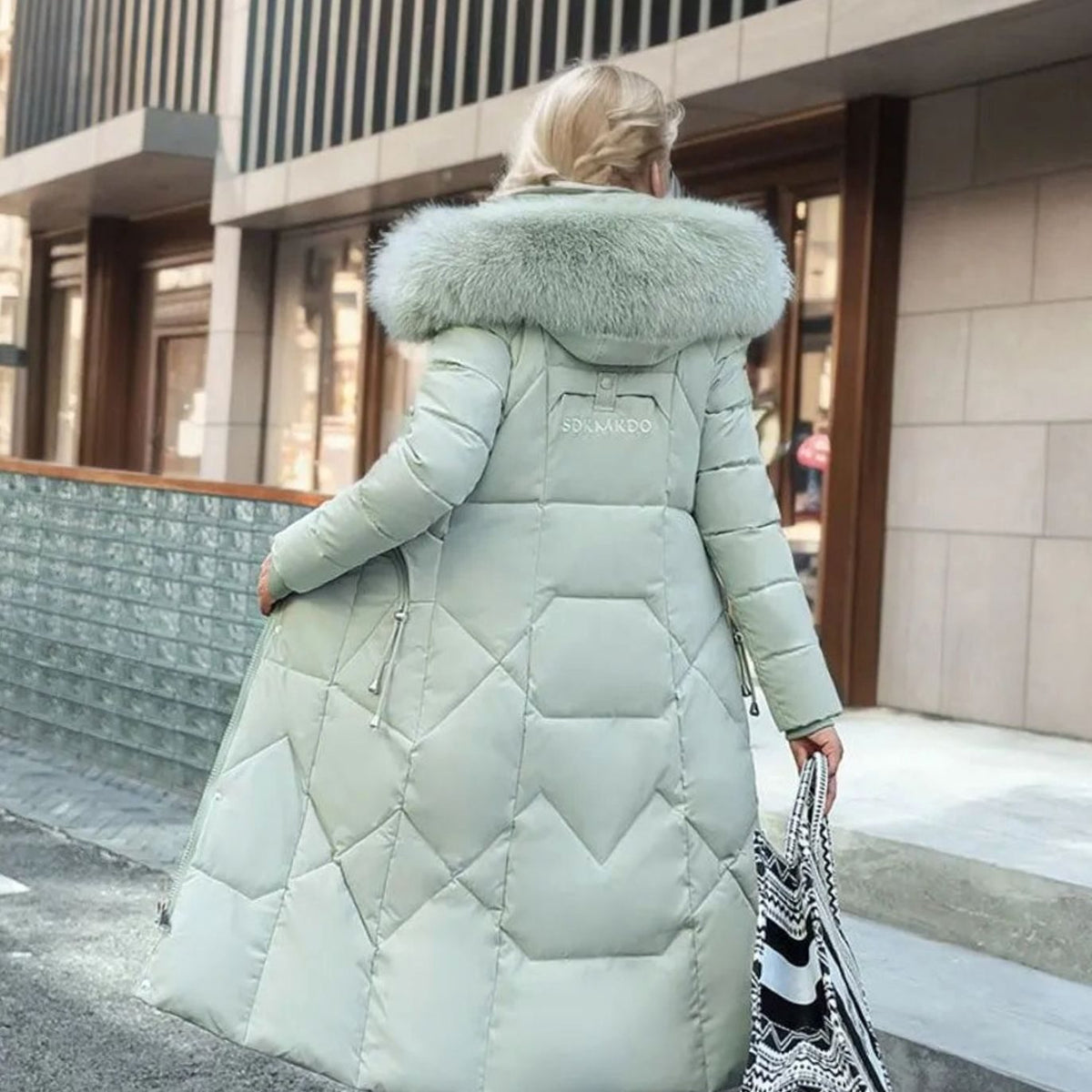 Abrigo acolchado combinado con botines para look invernal