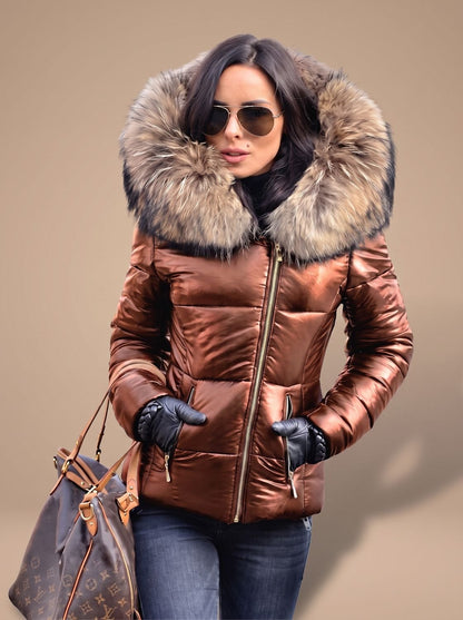 Mujer luciendo el abrigo plumífero FRIVOLA en look urbano de invierno