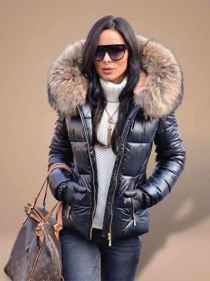 Abrigo plumífero FRIVOLA combinado con look casual de invierno