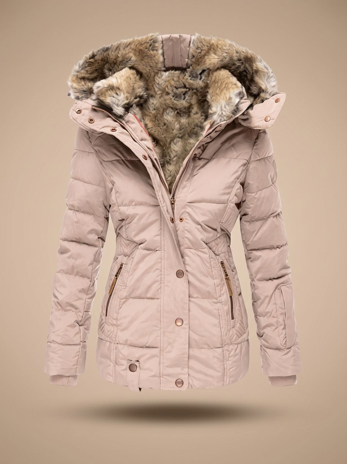 Mujer abrigada con el abrigo FROSTELLE en un ambiente invernal al aire libre