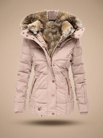 Mujer abrigada con el abrigo FROSTELLE en un ambiente invernal al aire libre