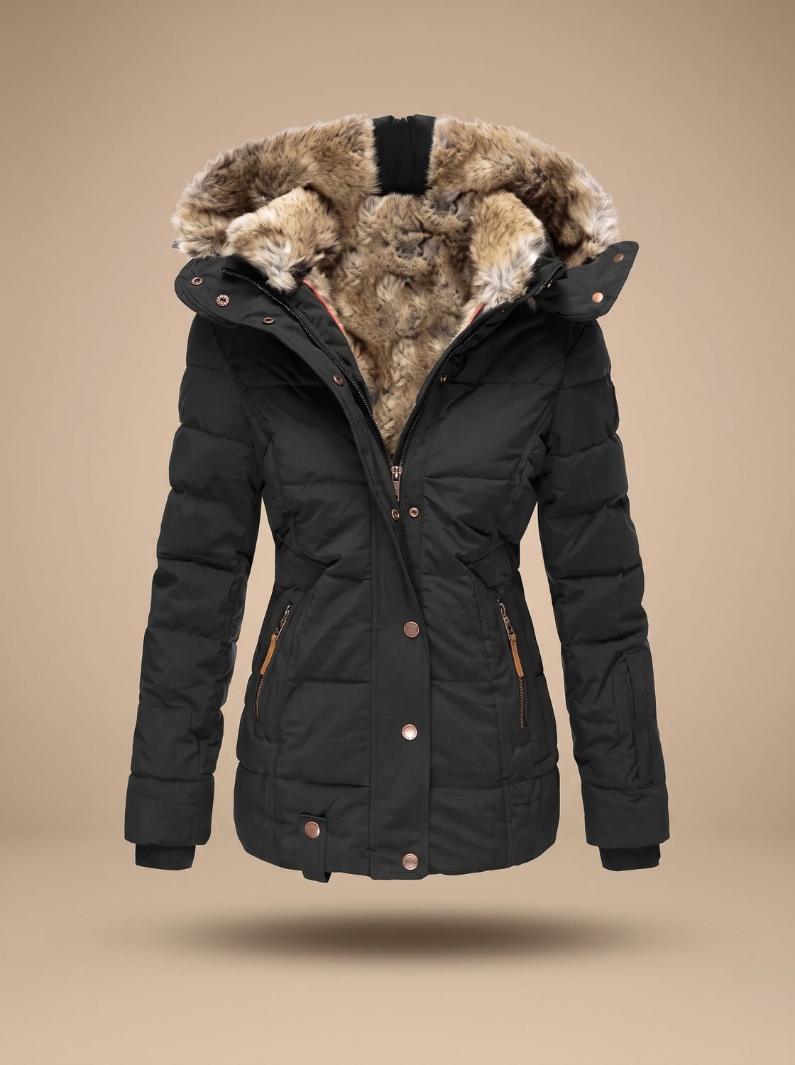 Mujer luciendo el abrigo acolchado FROSTELLE combinado con botas para un look urbano