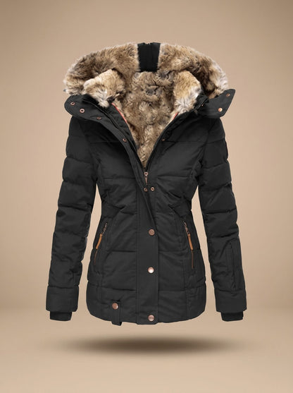 Mujer luciendo el abrigo acolchado FROSTELLE combinado con botas para un look urbano
