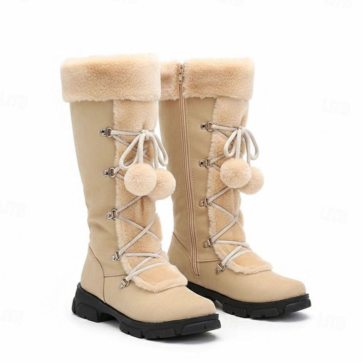 Detalle del ribete de pelo y los cordones con pompón de las botas FROSTILLE