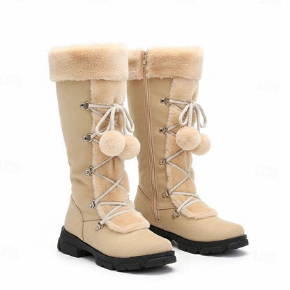 Detalle del ribete de pelo y los cordones con pompón de las botas FROSTILLE