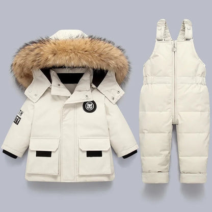 Niño con chaqueta de invierno y capucha de piel sintética del conjunto FROSTVYN