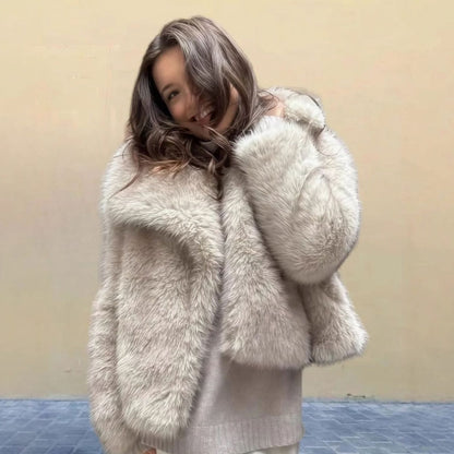 Mujer luciendo el abrigo corto de pelo sintético en look urbano de invierno